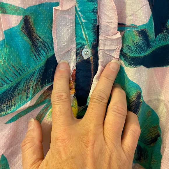 NWT and in plastic- Jessica Simpson button up ruffled blouse. Size 2x - Picture 5 of 9